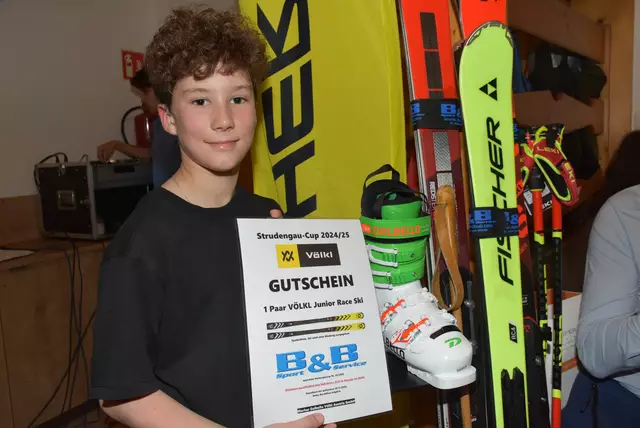  Über ein Paar Renn-Ski von B&amp;B Sport St. Georgen/Walde freut sich Paul Buchberger.  | Foto: Robert Zinterhof