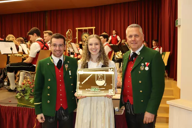 Karoline Zangerle erreichte das Goldene Leistungsabzeichen auf der Klarinette, im Bild ist sie mit Kapellmeister Andre Platzer und Obmann Thomas Petter.  | Foto: Elisabeth Zangerl