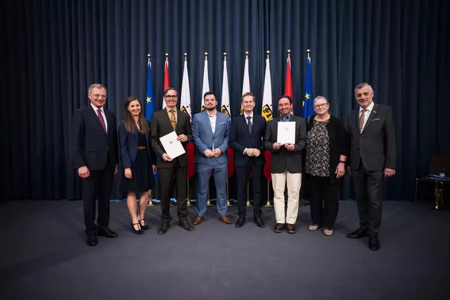Landeshauptmann Thomas Stelzer (links) und Bildungsdirektor Alfred Klampfer (re.) verliehen den Titel "Schulrat" an Johannes Stöckler und Ernst Winkel-Ebner. | Foto: Land OÖ