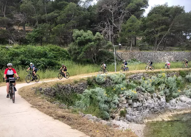 Jeden Tag wird eine andere Insel per Bikes erkundigt. | Foto: Herbert Schöttl