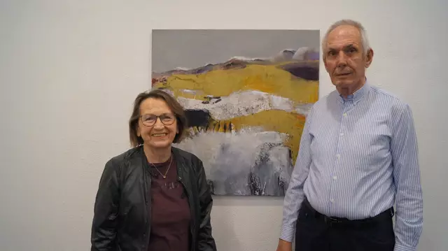 Lizzi Feiler mit Obmann Kurt Tschiderer stellt derzeit im Kunstraum Pettneu aus. 