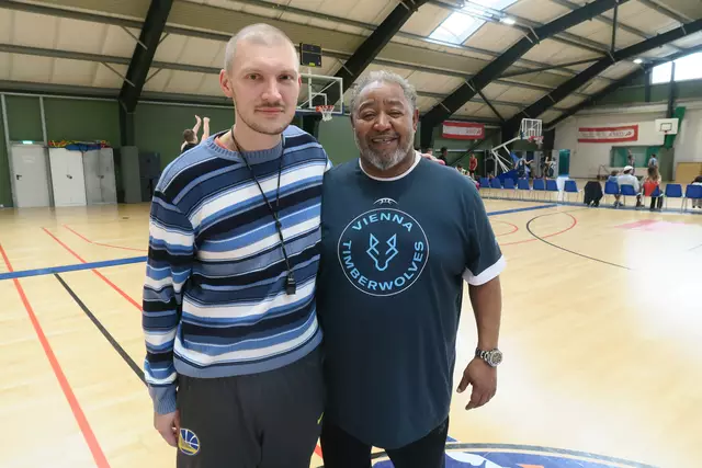 Michi Sztangierski (li) und John Whitfield trainieren die jungen Basketball-Talente, die bei der Wiener Meisterschaft antreten. 