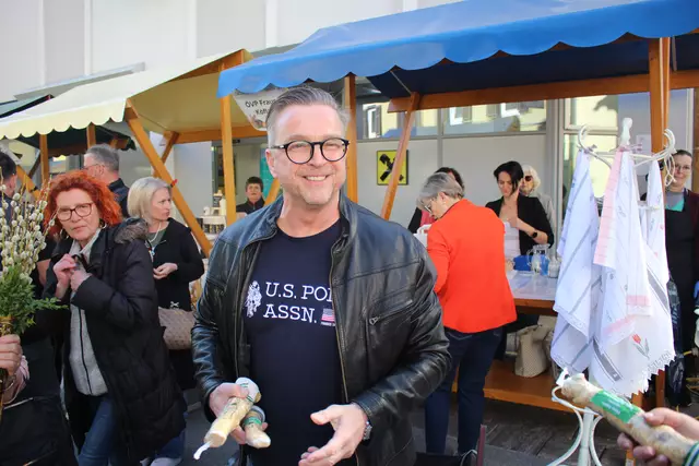 Bürgermeister Helmut Linhart mit seinem Ostergeschenk für die Gäste | Foto: Patrick Marcher