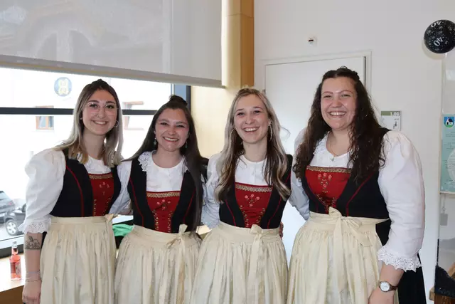 Die Marketenderinnen von links: Doreen Walter, Manuela Pfisterer, Chiara Walter und Luzia Petter.  | Foto: Elisabeth Zangerl