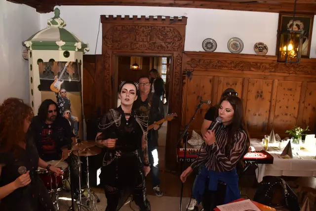 Unter den Gästen fanden sich zahlreiche bekannte Namen aus Musik und Unterhaltung: Sängerin Sare De Blue, Irene Ranz, Jasmin E. Wanner, Marina Su., Markus Günther, Hannes Daxer und Christian Peer gaben sich die Ehre. Auch Tobi Radl, „Boogie Kathi“ Alber und Bernie Fauster zählten zu den Anwesenden. Neben Babsi Gruber wurde zudem Eric Papilaya gesichtet. | Foto: Kendlbacher