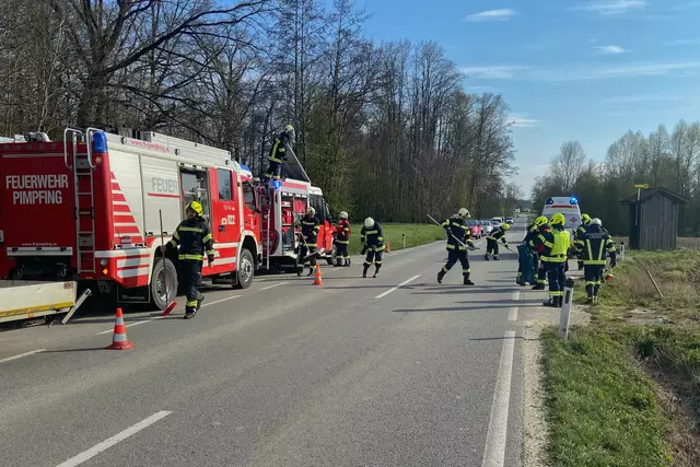 Auf der exakt gleichen Kreuzung, auf die beide Feuerwehren bereits eine Woche zuvor zu einem Einsatz gerufen wurden, kam es zu einem Auffahrunfall, wobei glücklicherweise niemand verletzt wurde. | Foto: FF Pimpfing
