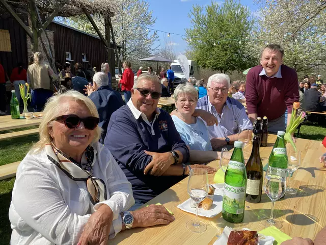 Die Marktbesucher kommen von Nah und Fern