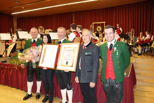 Erwin Grün (3.v.l.) wurde für seine 40-jährige Mitgliedschaft von Seiten der MK Kappl sowie des Blasmusikverbandes geehrt und zum Ehrenmitglied der MK Kappl ernannt. Im Bild ist er mit Obmann Thomas Petter, seiner Frau Melanie, Hubert Marth (Vertreter Blasmusikverband) und Kapellmeister Andre Platzer.  | Foto: Elisabeth Zangerl
