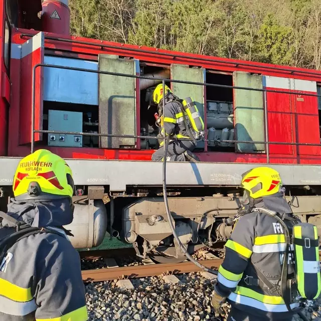 Unter schwerem Atemschutz konnte der Zugbrand rasch gelöscht werden. | Foto: FF Köflach