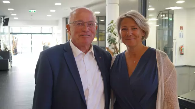 Seit Jahren gute Zusammenarbeit: Hans Kreuzer vom Verein Ärzte für Ifakara und TFBS-Leiterin Martina Bombardelli. 