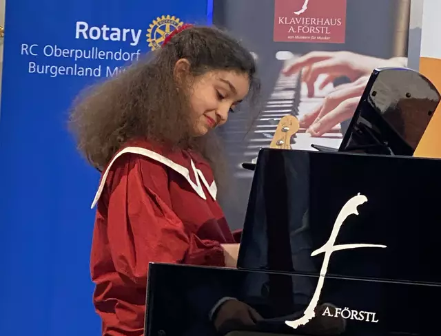 Ada Kirim mit einem Werk von Leo Weiner