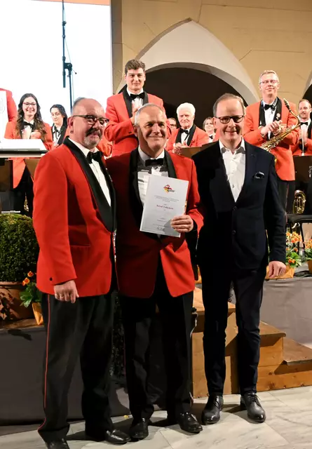 Obmann Roland Palle, Jubilar Bernd Tollschein, Landesstabsmeister Markus Zaiser