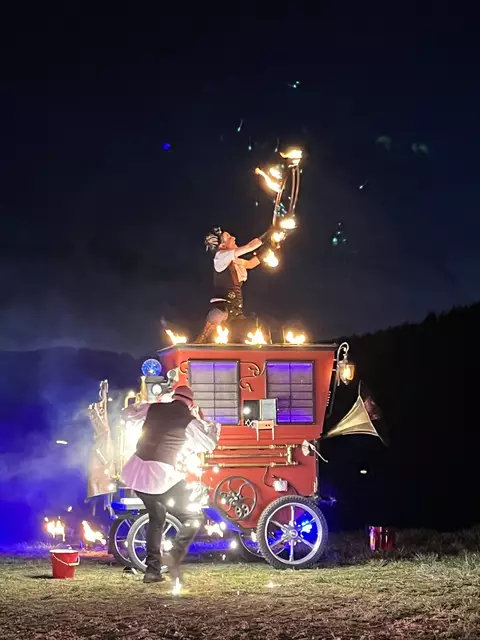 Internationale Feuer-Theater-Show "Tesladrom" begeisterte in Pabneukirchen. Circus n’Cheese: Biohof Luftensteiner. | Foto: privat