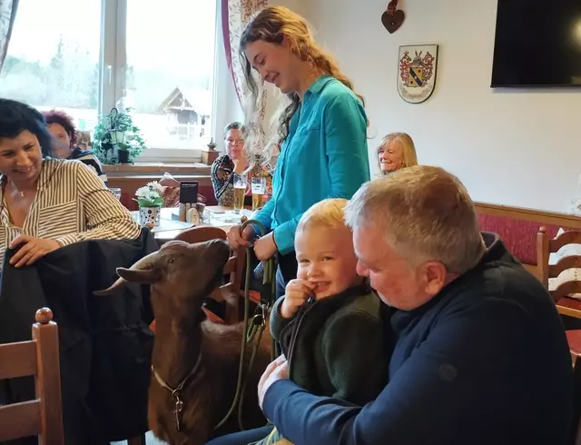 So ein frecher Ziegenbock: Da staunen Kilian und sein Papa | Foto: Veronika Frank