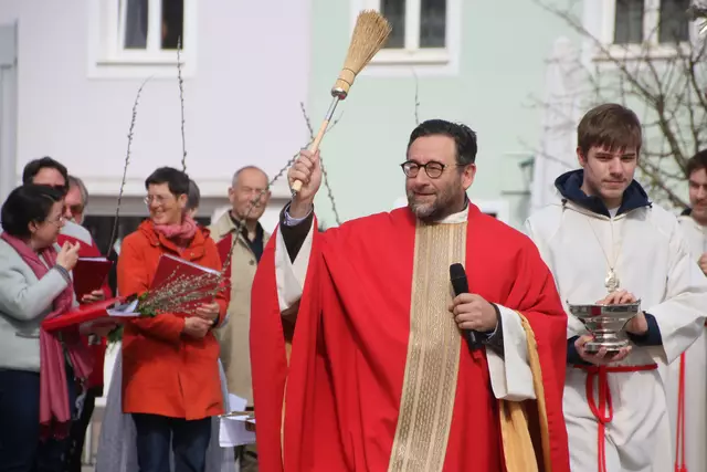 Stadtpfarrer Jacek Zelek.