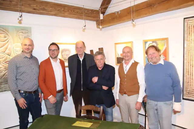Die Ausstellung "Kunst ist wo? Anders" von Reinhard Mikel (3. von rechts) kann im Freilichtmuseum Gerersdorf bis 9. Juni besichtigt werden. | Foto: Martin Wurglits