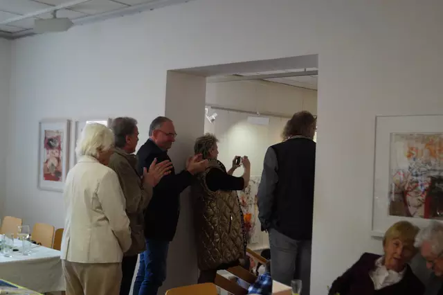 Auch im 1. Stock hielt es die Leute nicht auf den Plätzen. | Foto: Andrea Stelzer