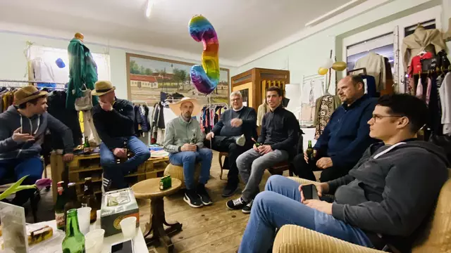 Auch die Herrenrunde fühlt sich im Schrankraum zuhause! | Foto: ReVenas Schrankraum