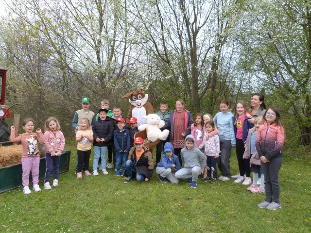 Yippie - der Osterhase hoppelte bei der großen Ostereiersuche der Volkspartei Stoob vor und brachte jede Menge Süßigkeiten!