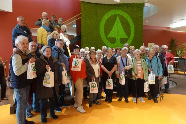 Spannende Einblicke: Ebenseer Pensionisten besuchen die Sparzentrale. | Foto: Ebenseer PV