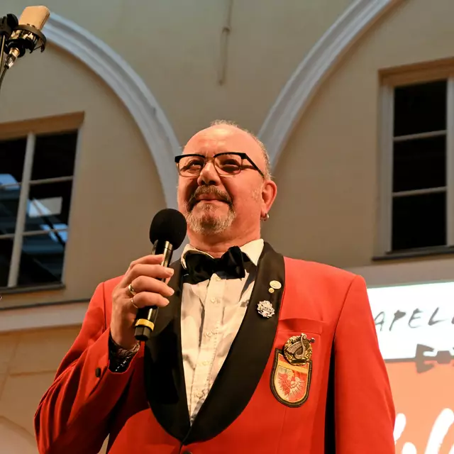 Obmann Roland Palle begrüßt die zahllosen Zuhörer