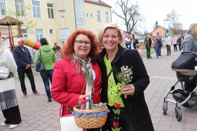 Sandra Goldberg und Sabine Jakubzig trugen ihre Palmkätzchen zur Segnung. | Foto: Edith Ertl