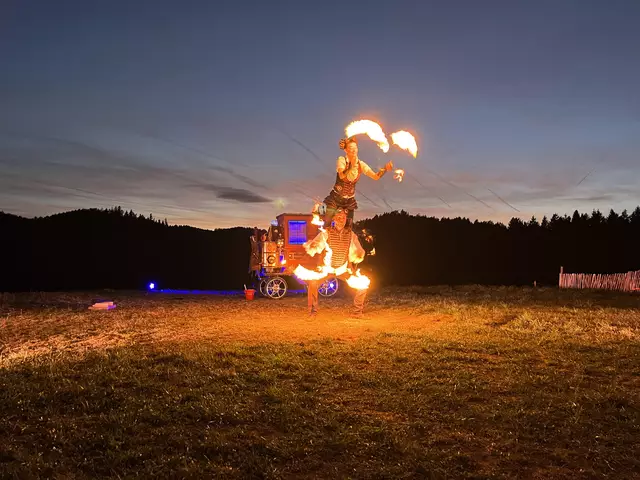 Internationale Feuer-Theater-Show "Tesladrom" begeisterte in Pabneukirchen. Circus n’Cheese: Biohof Luftensteiner. | Foto: privat