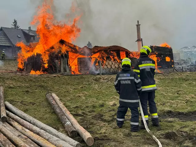Die Hitze durch den Großbrand machte den Feuerwehrkameradinnen und Feuerwehrkameraden zu schaffen.  | Foto: BFVMZ/Pusterhofer