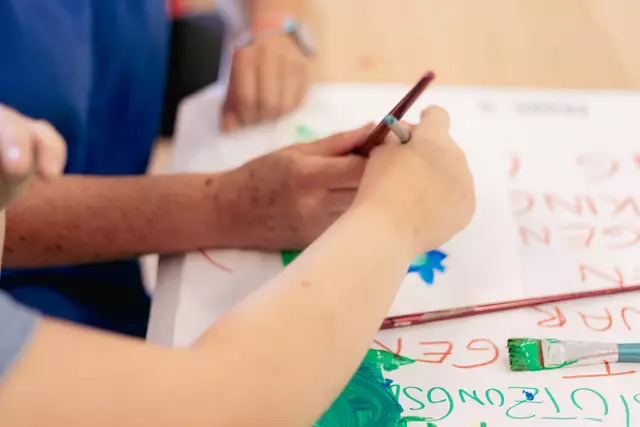 Auch gemeinsame kreative Aufgaben können für Kinder eine wertvolle Beschäftigung sein. | Foto: s.bruenner photograhy