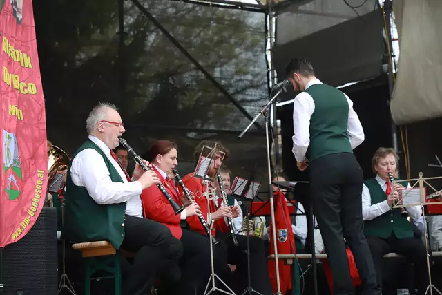 Foto:  Blaskapelle Don Bosco live am Ostermarkt im Schloss Neugebäude 2025