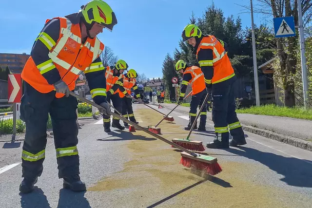 Großeinsatz in Bad Goisern: Eine XXL-Ölspur hielt die Feuerwehrleute auf Trab. | Foto: FF Bad Goisern