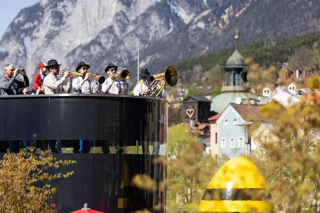 Über dem Marktplatz musiziert die Beggl Musi. | Foto: IAI