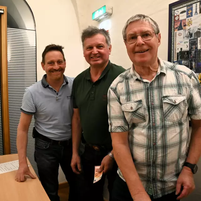 Die Feuerwehrler Oliver Stoxreiter, Peter Palle und Kai Gratzer halfen mit