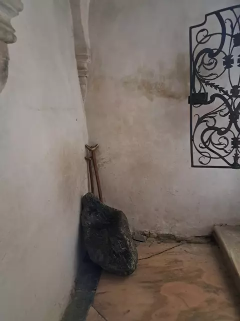 Dem Hemmastein wird nachgesagt, Wünsche zu erfüllen, wenn man diese tätigt, solange man auf ihm sitzt. Bis zum 17. Jahrhundert stand der Stein vor dem Dom.