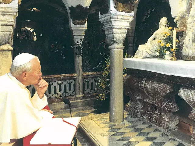Johannes Paul II. betet vor dem Grab der hl. Hemma. 
Foto: L’osservatore romano