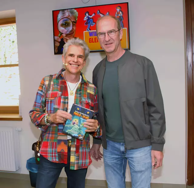 Thomas Brezina wird von KBB-Eventmanager Werner Glösl auf Burg Schlaining begrüßt