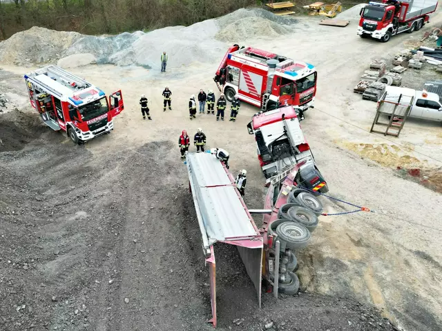 Das RF (schweres Rüstfahrzeug) und das WLF (Wechselladerfahrzeug) der Feuerwehr, zogen den umgekippten Aufleger wieder auf die Räder. | Foto: FF Pinkafeld