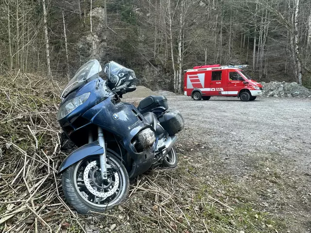 In Telfs stürzte eine 89-jährige Frau bei einem Spaziergang über einen Abhang und konnte sich nicht selbst befreien. In Landl erlitt ein 27-jähriger Motorradfahrer bei einem Verkehrsunfall schwere Verletzungen, nachdem er in einer Linkskurve eine Fußgängerin touchierte.  | Foto: Zoom.tirol