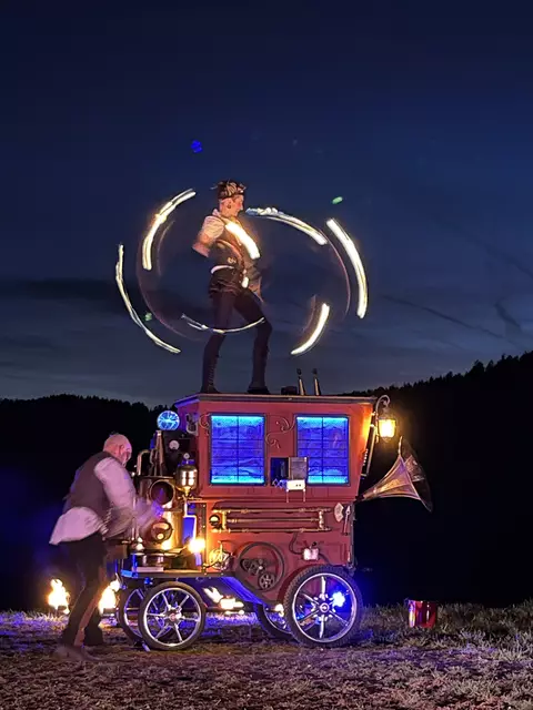 Internationale Feuer-Theater-Show "Tesladrom" begeisterte in Pabneukirchen. Circus n’Cheese: Biohof Luftensteiner. | Foto: privat