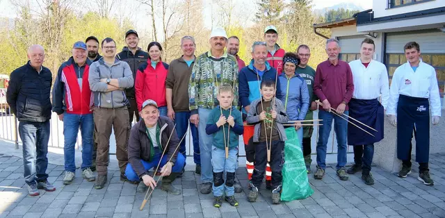 In Kolsassberg wurde fleißig Müll gesammelt. Bgm Alfred Oberdanner (l) dankte allen Freiwilligen die dabei waren. | Foto: Foto: Privat