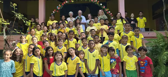 Erika Weissenböck (84) und Pater Konrad (82) mit den Kindern in Mundaú. | Foto: Gisela Stumpf