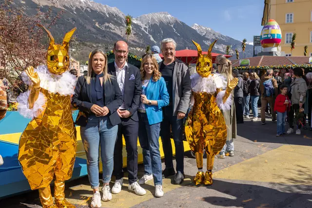 Bei der Eröffnung StR Mariella Lutz, LR Mario Gerber, Barbara Plattner, Michael Perger mit den Osterhasen. | Foto: IAI