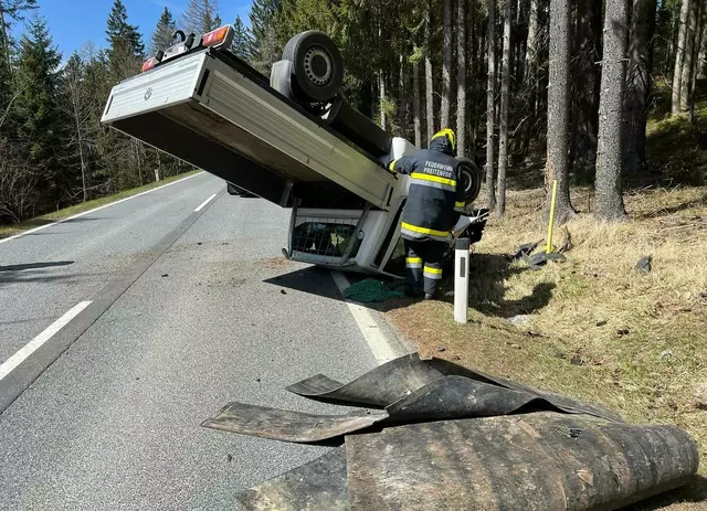 Der Klein-Lkw überschlug sich und landete auf dem Dach. | Foto: FF Preitenegg