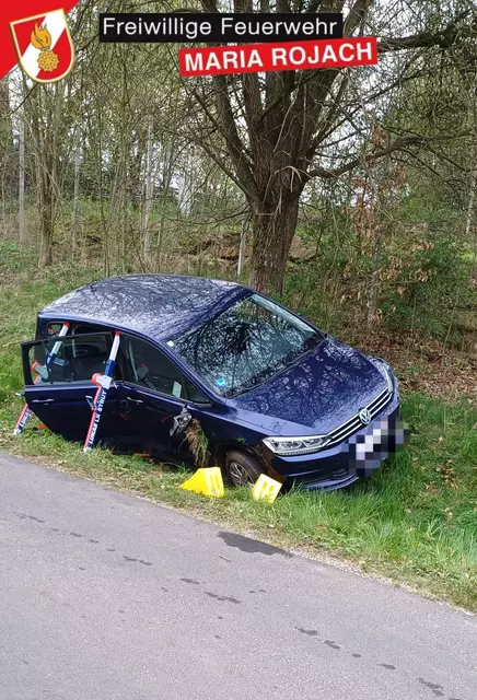 Eine Person musste aus dem Auto befreit werden. | Foto: FF Maria Rojach