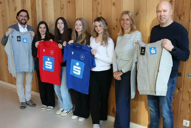 Große Freude bei Jörg Bugram, Anna I, Nocole, Emilia, Anna II, Karin Urdl und Ronald Hemmer | Foto: Gerhard Langmann