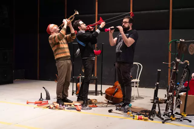 FRIEDRICH MICIO
Enrico Milani – Cello, Gegenstände
Matteo Minotto – Fagott, Perkussion
Pietro Pontini – Geige, Geräte | Foto: Micio/Tamara Schild