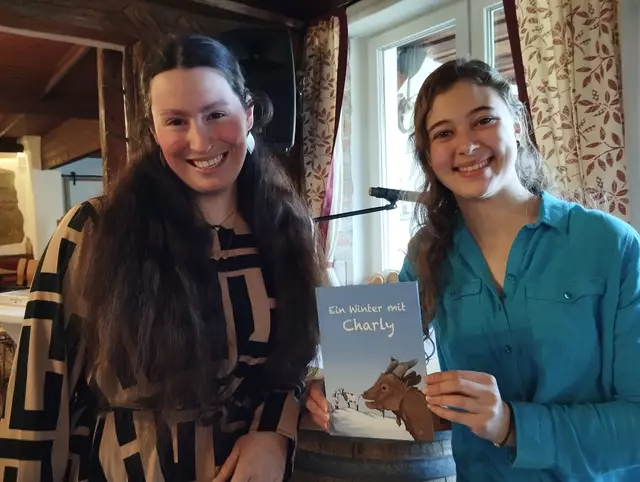 Julia Seebacher und Cora Angerer präsentieren ihr Kinderbuch "Ein Winter mit Charly". | Foto: Veronika Frank
