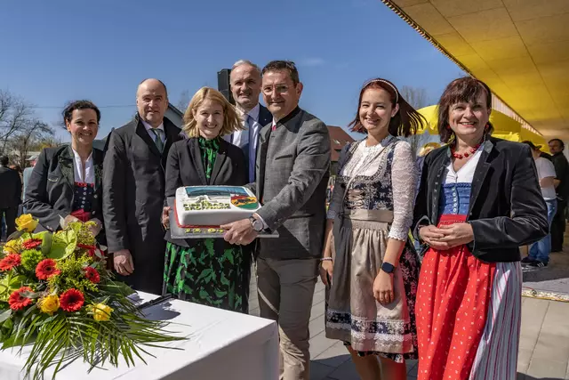 Landeshauptmann-Stellvertreterin Christine Haberlander (3.v.l.) mit Piberbachs Bürgermeister Markus Mitterbaur (3.v.r.) bei der offiziellen Eröffnung der neuen Volksschule Piberbach. Weiters (von links): Landtagsabgeordnete Helena Kirchmayr, Bezirkshauptmann Linz-Land Manfred Hageneder, Landtagsabgeordneter Franz Graf, Schulleiterin Romana Reisinger und Landtagsabgeordnete Renate Heitz.  | Foto: Land OÖ/Tina Gerstmair