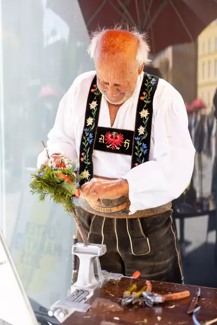 Adi Hauser beim Palmbuschbinden. | Foto: IAI