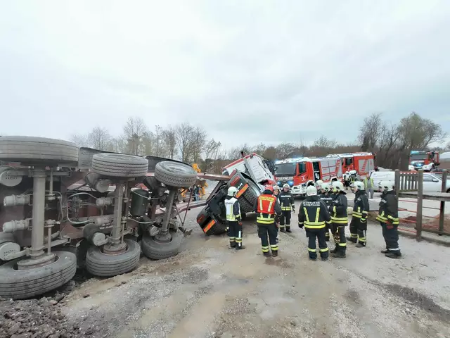 LKW-Bergung auf dem Wiesfleckerstraße-Lagerplatz der Stadtgemeine Pinkafeld.  | Foto: FF Pinkafeld